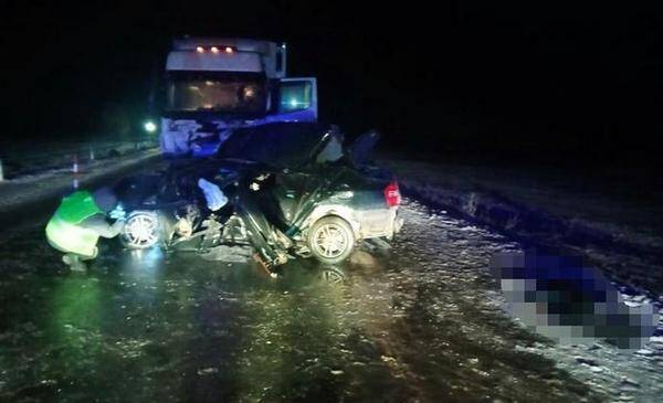 18-летний водитель разбился в жестком ДТП с грузовиком на тюменской трассе