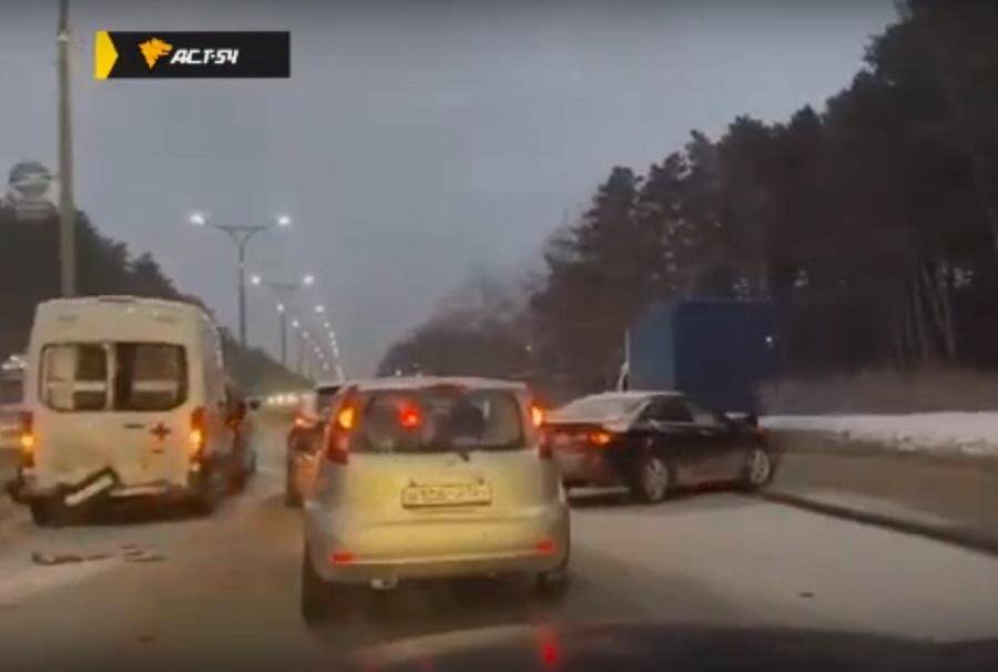 В Новосибирске бригада скорой помощи попала в тройное ДТП на Бердском шоссе