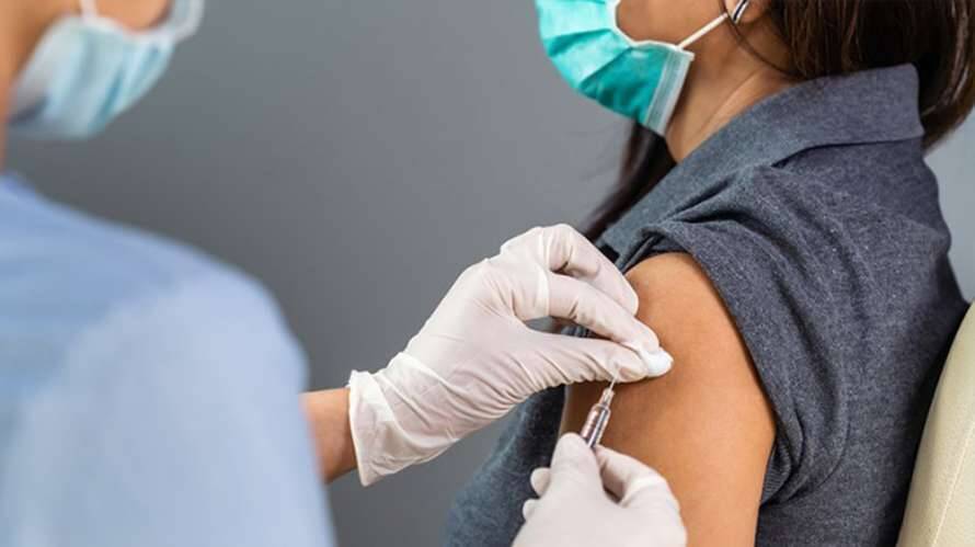 В Киеве вакцинировали более половины взрослого населения от коронавируса