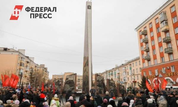 В Красноярске установили стелу «Город трудовой доблести»