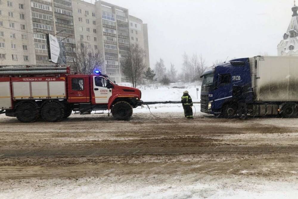 Для борьбы с заторами на костромских дорогах пришлось мобилизовать пожарные «Уралы»
