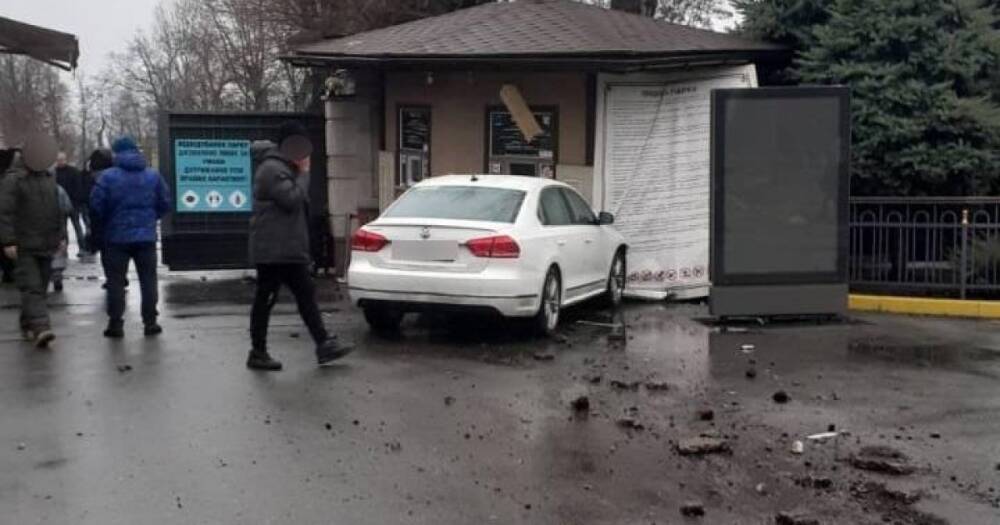 Чудом спаслись: иностранец на белом Volkswagen протаранил киоск в Межигорье (фото, видео)