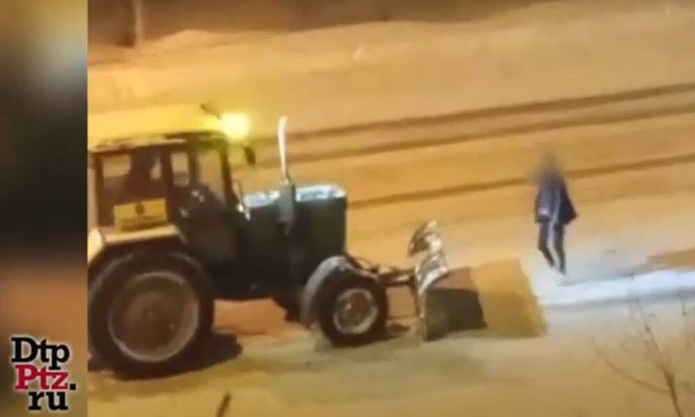 В Петрозаводске неадекватный пешеход мешал трактору убирать снег