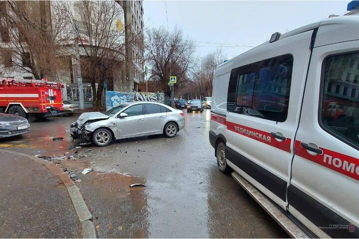 В ДТП двух иномарок в Волгограде пострадали 3 женщины