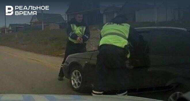 В Татарстане автолюбитель, пытаясь скрыться от полиции, чуть не сбил с ног инспектора ГИБДД