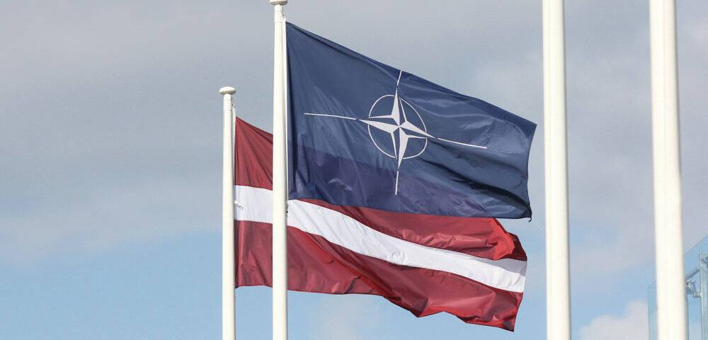 Как Латвия напоминает, что она член НАТО