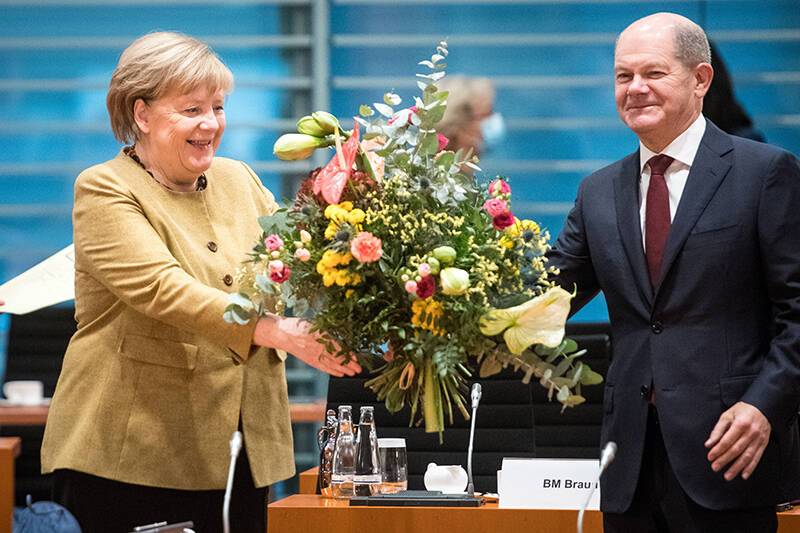 "Национальное достояние": жители Германии провожают Меркель на пенсию