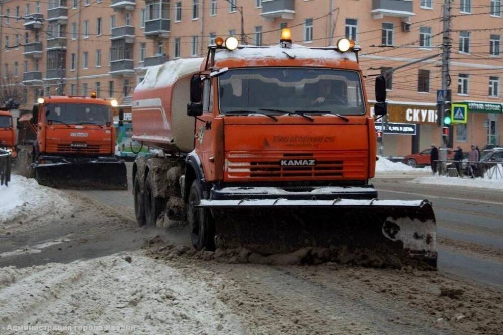 В Рязани снег убирают 100 единиц техники и 158 человек