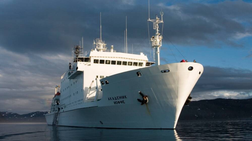В Дании снят арест с российского научного судна "Академик Иоффе"