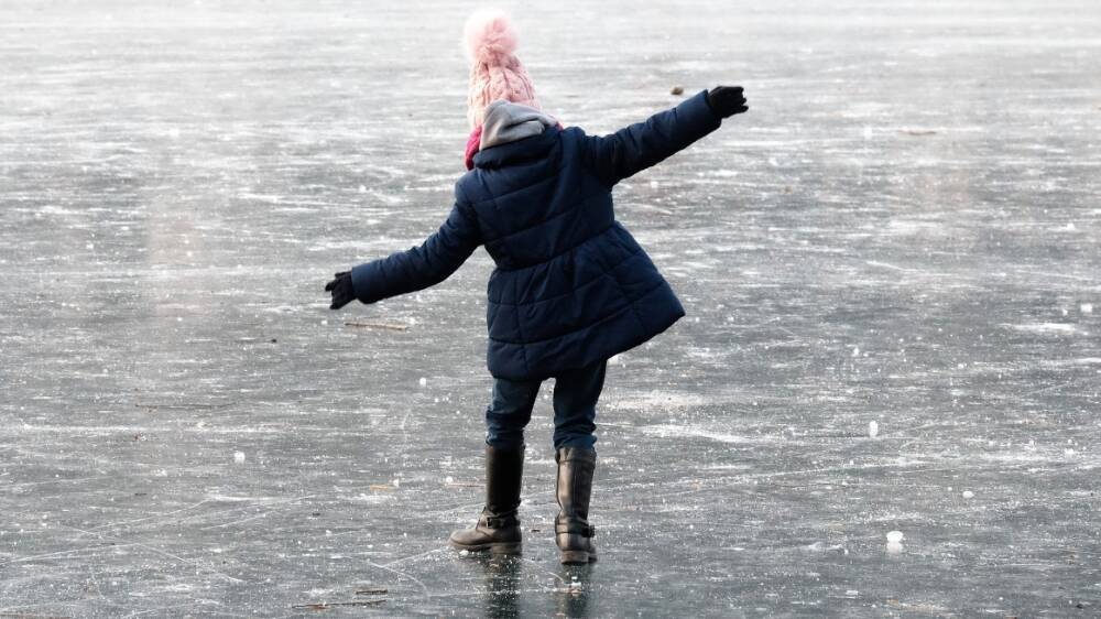 Следователи просят родителей научить детей безопасному поведению зимой