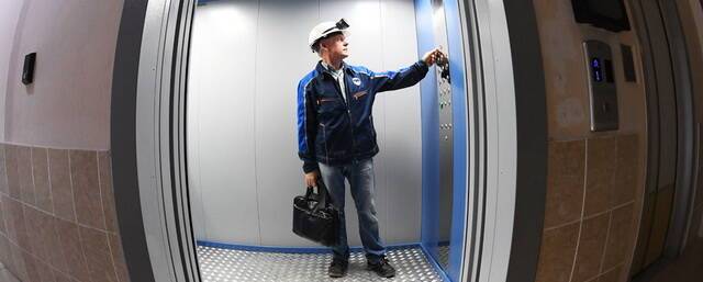 Надежный перевозчик: депутаты Крюкова вместе с жителями проверят работу новых лифтов