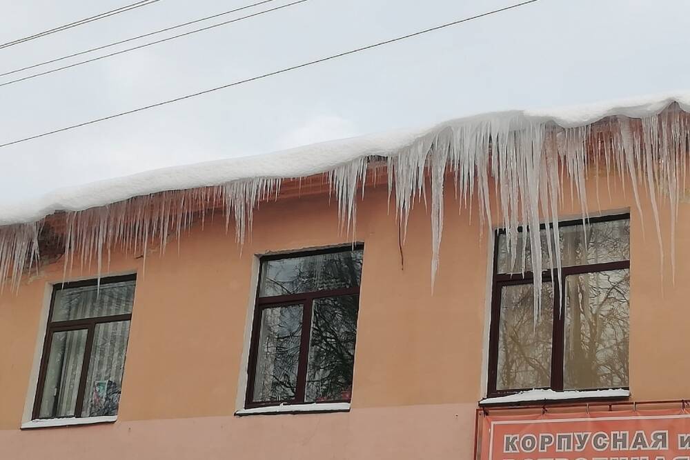 Фотофакт: На крыше псковского дома выросли метровые сосульки
