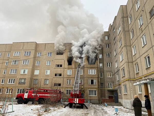 На Урале сгорели три квартиры в пятиэтажке: в доме мог взорваться газ