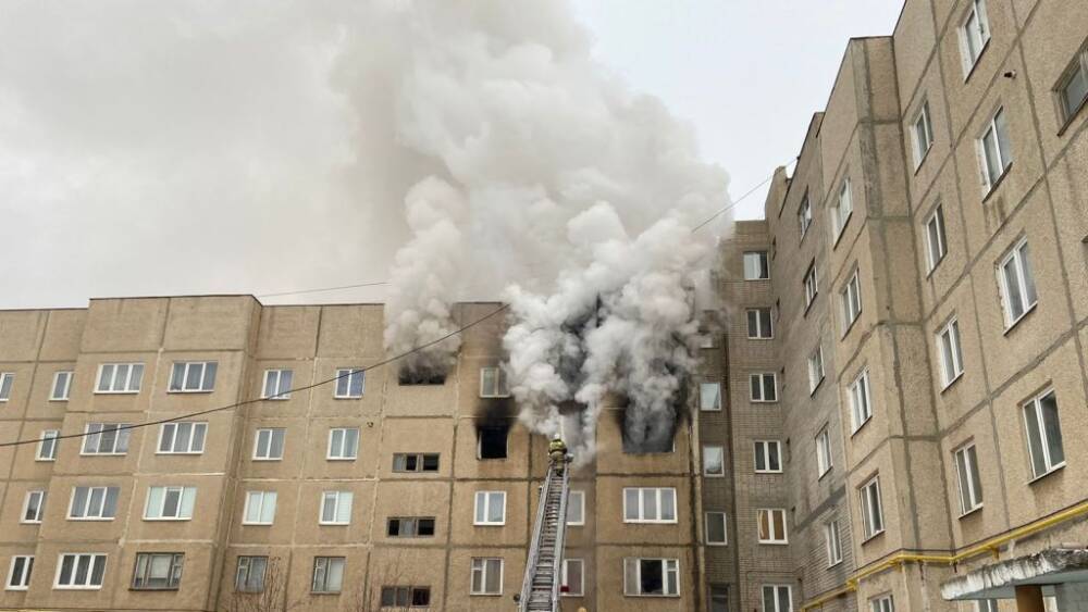 Рамы вылетели на 30 метров: в Невьянском округе пожаром уничтожило три квартиры (ФОТО)