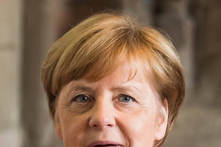 Путин направил Меркель телеграмму, обратившись к ней на ты
