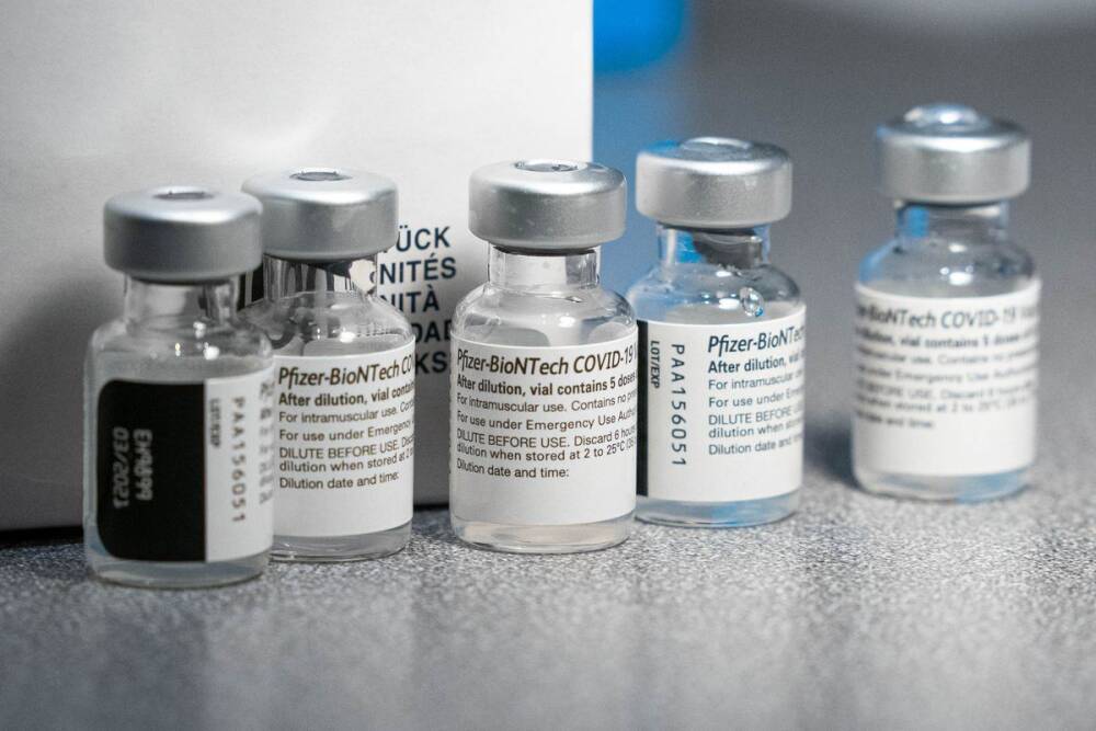 В Pfizer и BioNTech заявили, что их вакцина нейтрализует омикрон-штамм при трех дозах