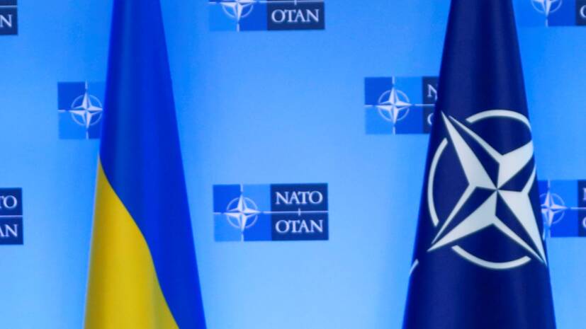 Песков: НАТО постепенно подминает Украину под себя
