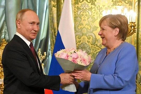 Путин поблагодарил Меркель за сотрудничество и готовность к диалогу