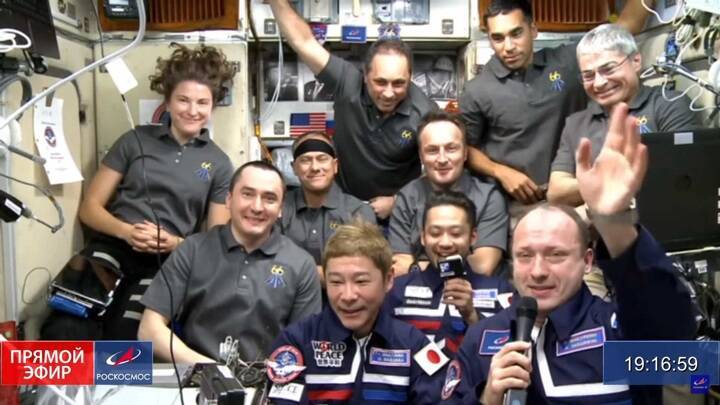 Космические туристы перешли с "Союза" на борт МКС