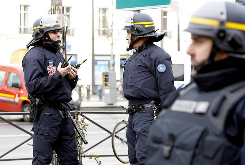 Задержанные во Франции мужчины планировали теракт на Рождество