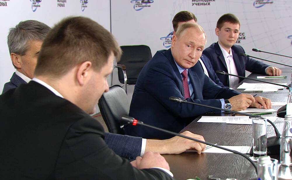 Путин пообещал молодым ученым 10-летнюю программу поддержки