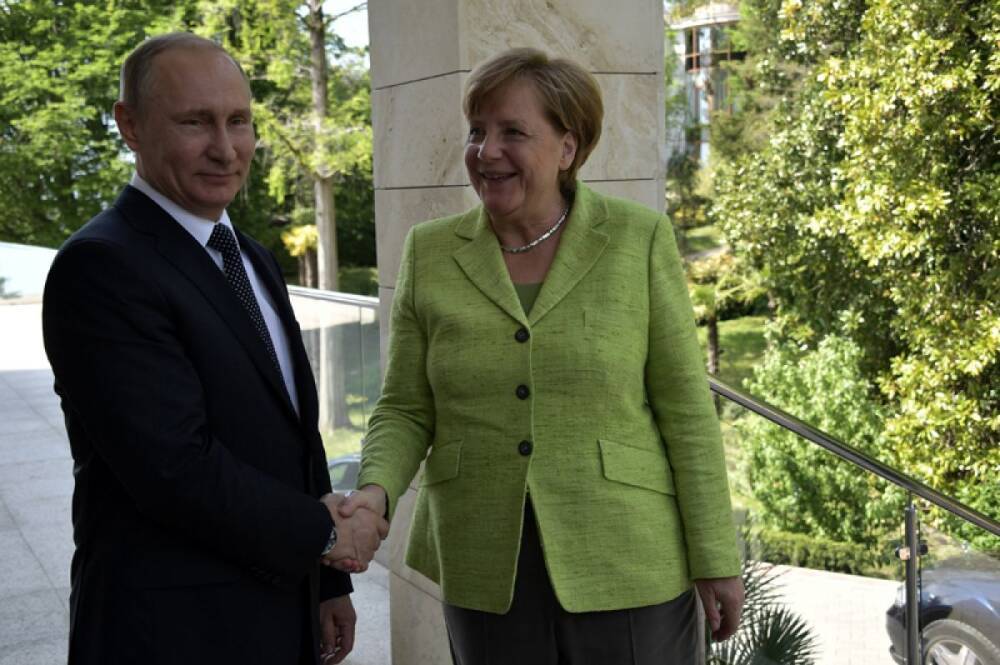 Специалист по этикету объяснила обращение Путина к Меркель на «ты»