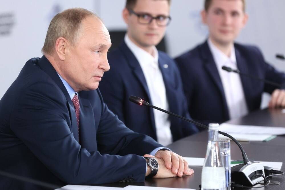 Путин сообщил о готовности обсудить с Рогозиным программу запуска микроспутников