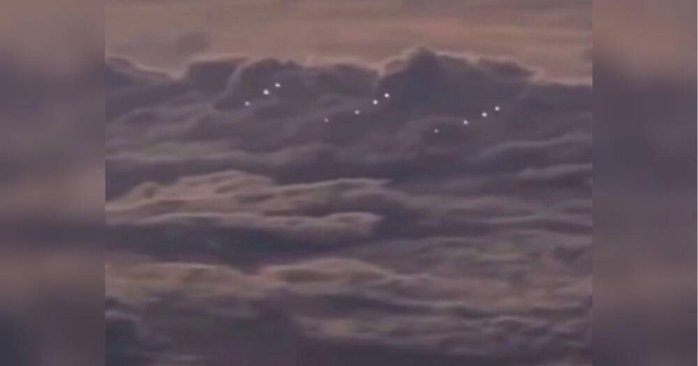 Пілот зняв «флотилію НЛО» над морем — відео стало вірусним у соцмережах
