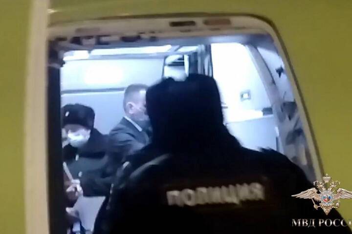 Пили и матерились: неадекватную семейную пару задержали в аэропорту Новосибирска