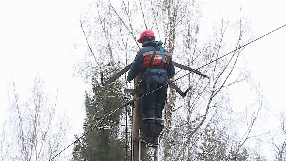В Новгородской области более 3000 человек остаются без электричества из-за обледенения ЛЭП