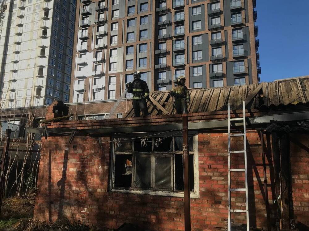 В Астрахани неизвестный поджег дом в Советском районе