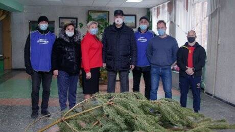 Вадим Супиков передал новогодние елки в школы и сады