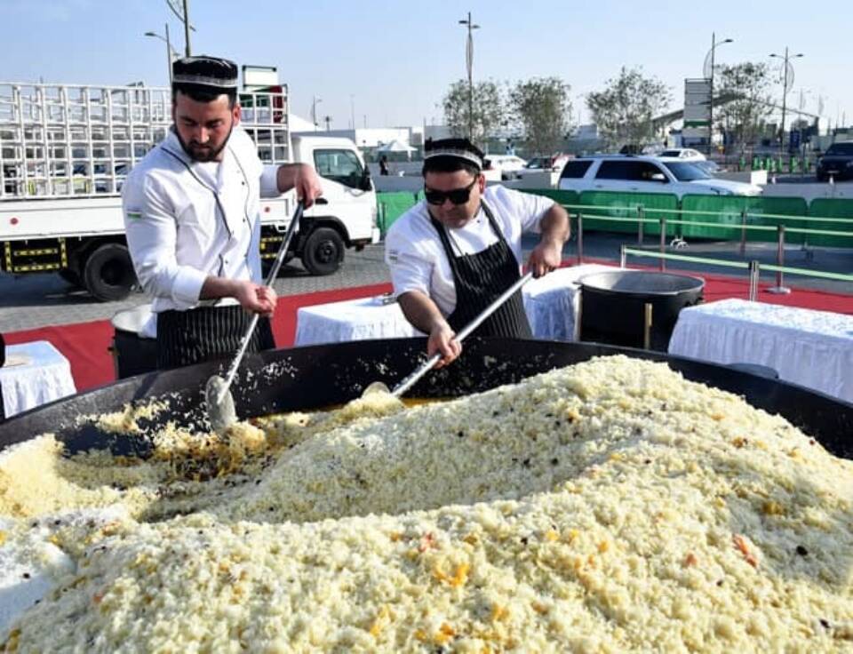 Узбекские повара приготовили 1000 кг праздничного плова на всемирной выставке Экспо в Дубае
