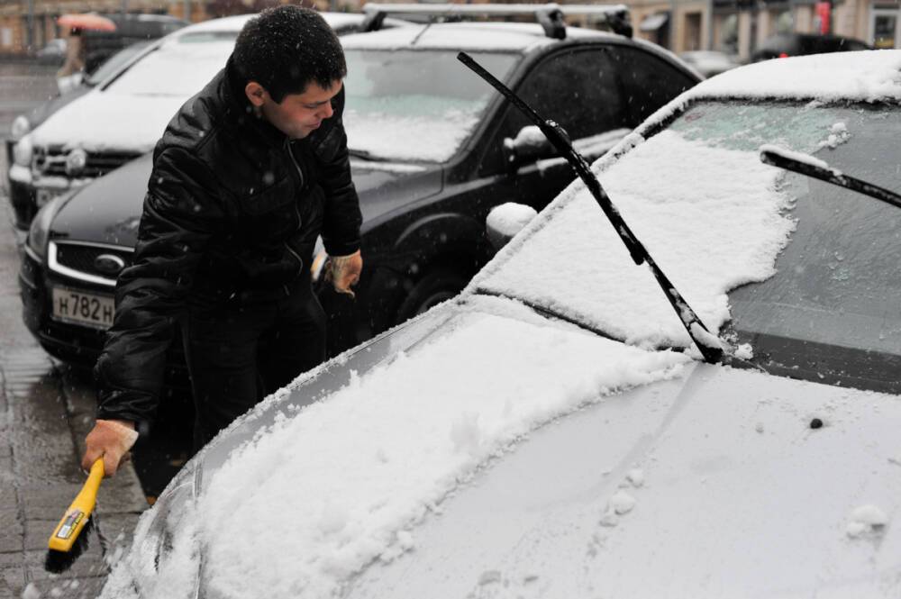 Из-за уборки снега петербургских автомобилистов просят оставлять на машинах номера телефонов