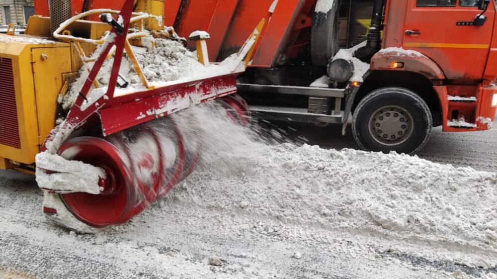 Смольный потратит 2 млн рублей на уборку снега с 58 парковок Петербурга