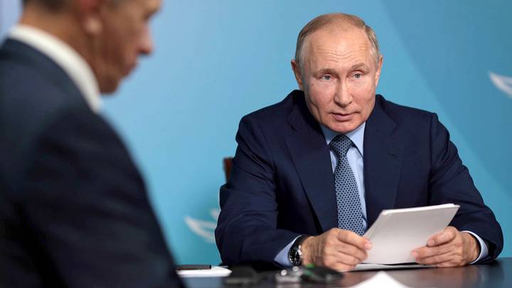 Путин призвал защитить граждан страны от мошеннических схем
