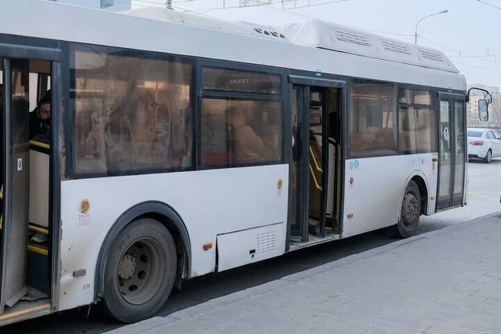 В автобусе на юге Волгограда пассажир избил женщину