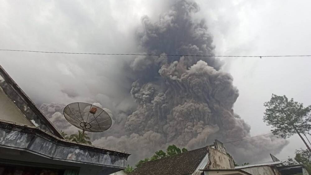 В Индонезии число погибших от извержения вулкана достигло 43 человек