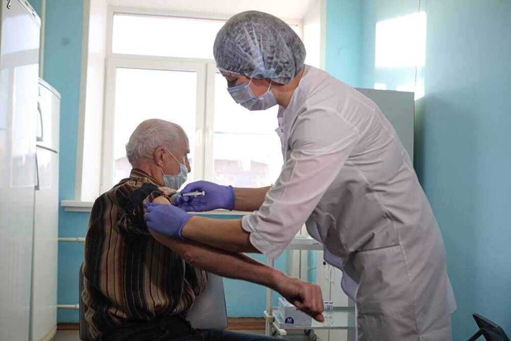 Свердловские власти решили пока не наказывать пенсионеров, не вакцинированных от ковида
