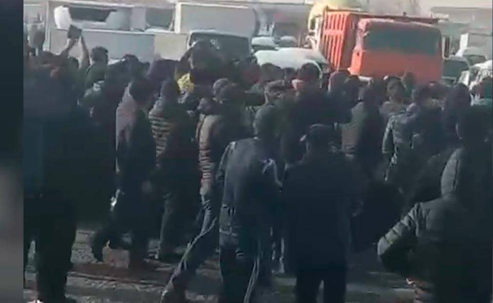 Группа людей устроила протест против переноса рынка "Куйлюк" в Ташкентскую область