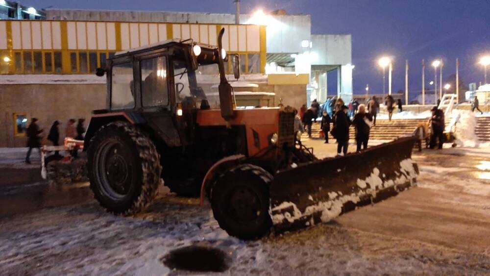 Петербуржец получил ушиб из-за маневров трактора коммунальщиков в центре Северной столицы