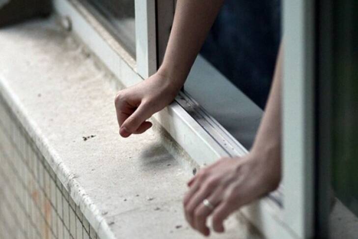 В Днепре мужчина во время ссоры сбросил с балкона 20-летнюю девушку