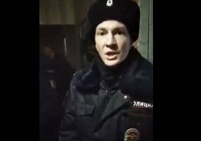 Рязанец снял на видео визит полицейских к нему в квартиру