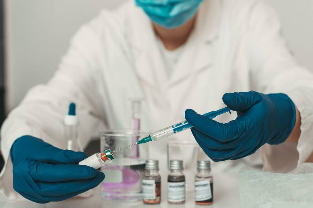 Pfizer: троекратная вакцинация хорошо защищает от заражения «омикроном»