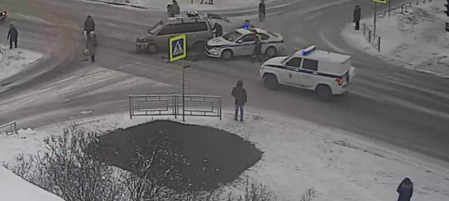 Как автомобиль ДПС попал в аварию в центре Петрозаводска (ВИДЕО)