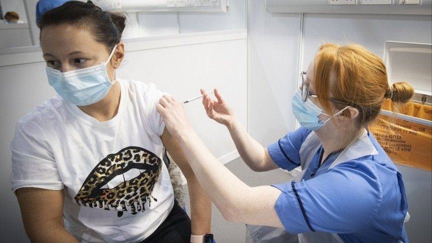 Российские регионы начали частично снимать ограничения после старта вакцинации от COVID