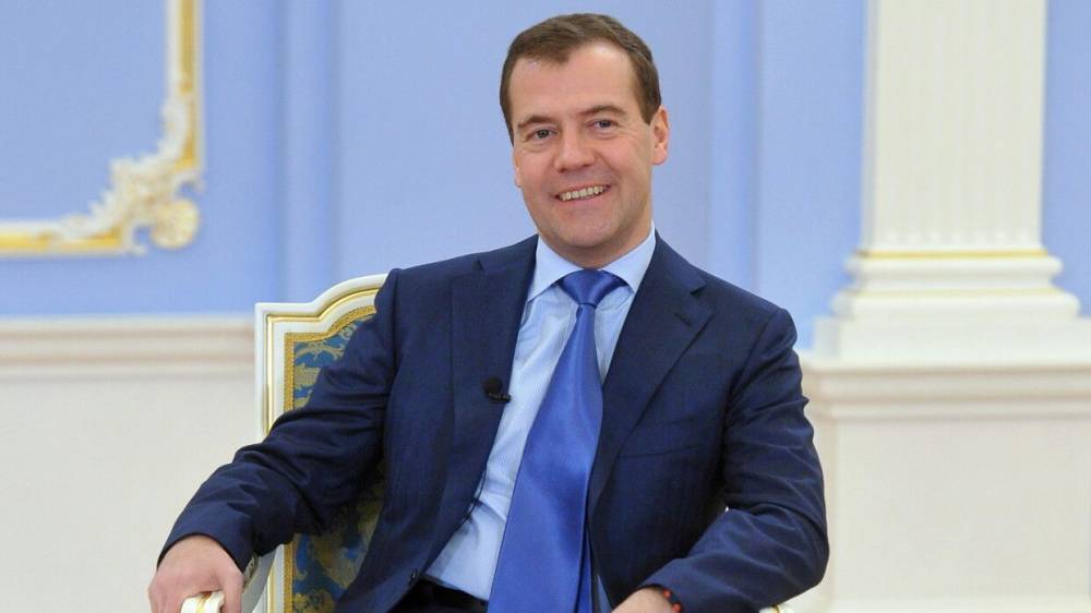 Медведев осудил администрацию соцсетей за блокировку аккаунта Трампа