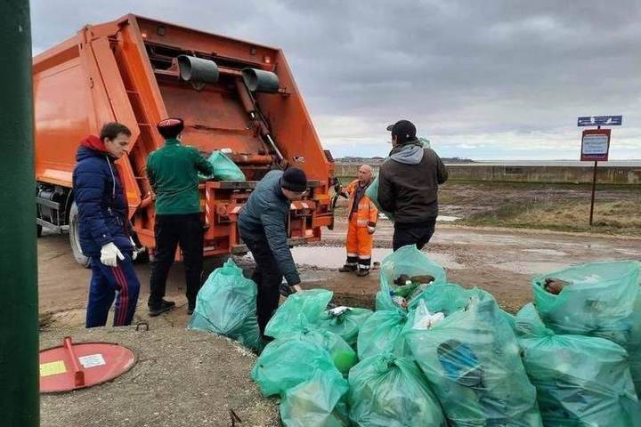 Краснодарцы очистили берег реки Кубань в рамках экологической акции