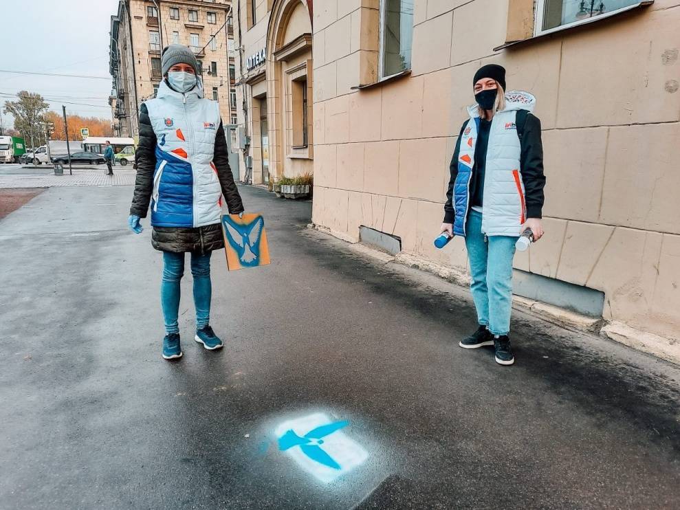 Молодые активисты закрасили рекламу наркотиков в трех районах Петербурга