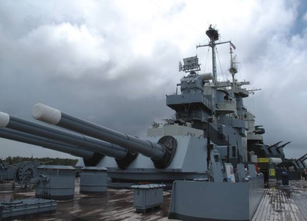 Украинские СМИ заявили об «ударах» российских военных по кораблям ВМС США в Черном море